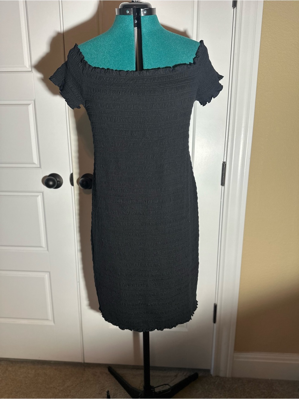 GAP NWOT
Women's Black Off-Shoulder Smocked Dress